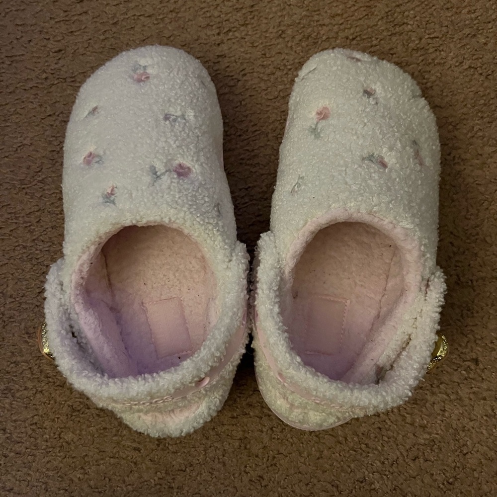 Hollister croc clab. Size 9
